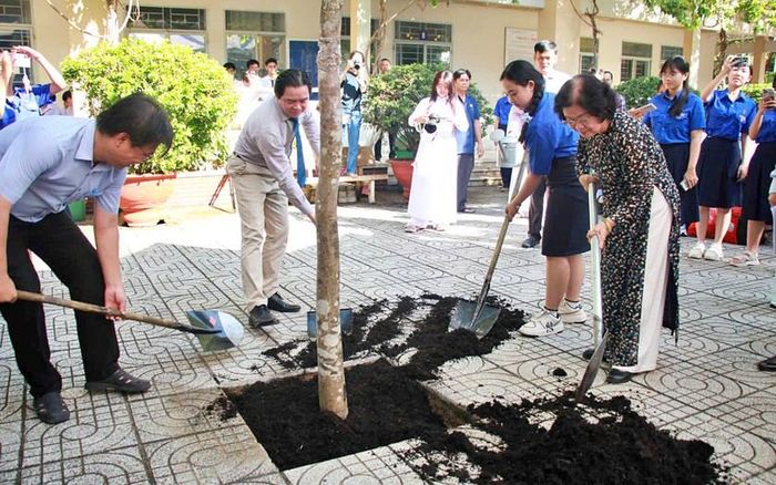 Nguyên Phó Chủ tịch nước Trương Mỹ Hoa cùng lãnh đạo nhà trường thực hiện nghi thức trồng cây trong khuôn viên trường. Cây Cẩm lai trồng trong khuôn viên trường do nguyên Phó Chủ tịch nước Trương Mỹ Hoa trao tặng.