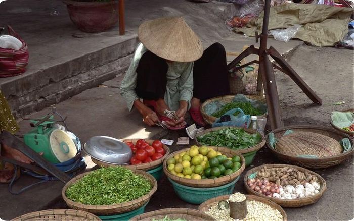Mưu sinh đã chẳng dễ dàng, kiếm từng đồng đã đủ nhọc nhằn. Vậy mà đôi khi, người dân còn mệt mỏi vì những khoản nợ thuế không biết phát sinh từ đâu... Ảnh minh họa: canva.