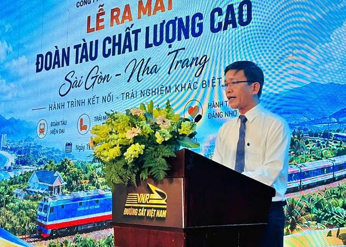 Ông Lê Văn Chiến, Phó Tổng giám đốc Công ty CP Vận tải đường sắt phát biểu.