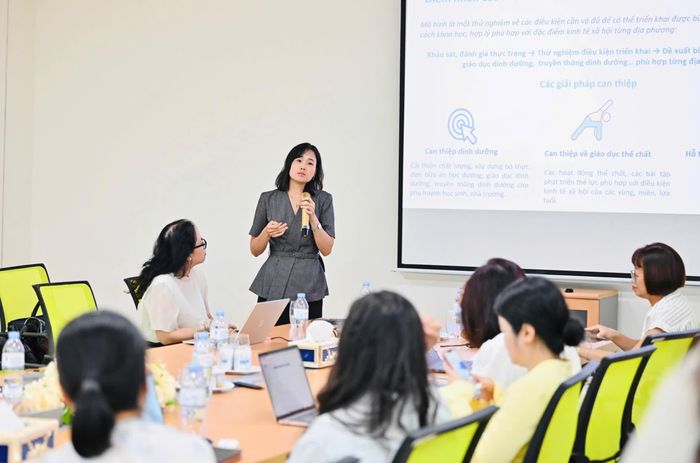 Thạc sĩ Hà Thị Phương - Quản lý dinh dưỡng, Viện Dinh dưỡng TH chia sẻ tại tọa đàm.