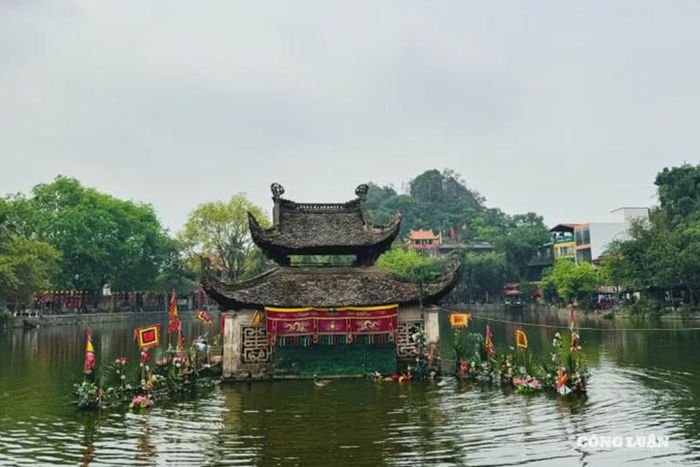 Lễ hội múa rối nước tại chùa Thầy. Ảnh sưu tầm.