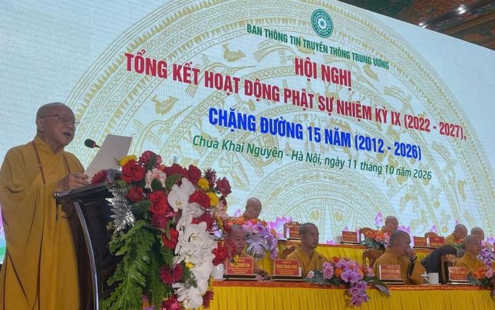 HT.Thích Gia Quang phát biểu Khai mạc Hội nghị tổng kết hoạt động Phật sự nhiệm kỳ 2022-2027 và tổng kết chặng đường 15 năm hình thành, phát triển (2012-2026) (ngày 11/10 tại chùa Khai Nguyên, Hà Nội). Ảnh: Thường Nguyên