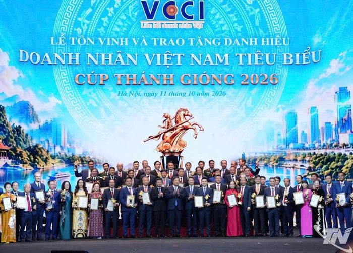 Các doanh nhân nhận danh hiệu “Doanh nhân Việt Nam tiêu biểu - Cúp Thánh Gióng” năm 2026. (Ảnh: baothainguyen.vn)