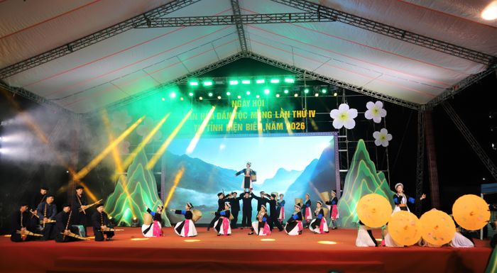 Tiết mục "Cao Bằng đón bạn" do đoàn nghệ thuật quần chúng tỉnh Cao Bằng trình diễn tại Lễ bế mạc.