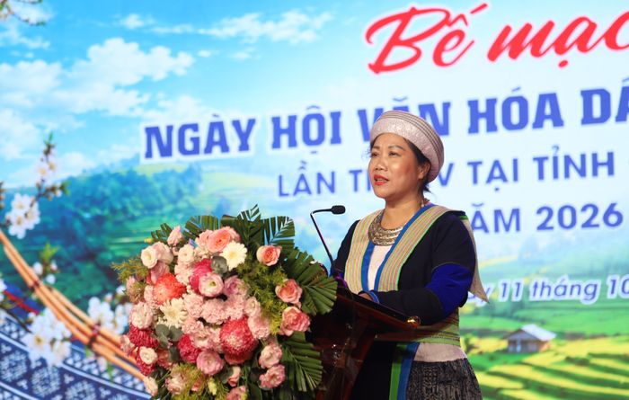 Phó Chủ tịch UBND tỉnh Hà Nhật Lệ phát biểu nhận cờ đăng cai.