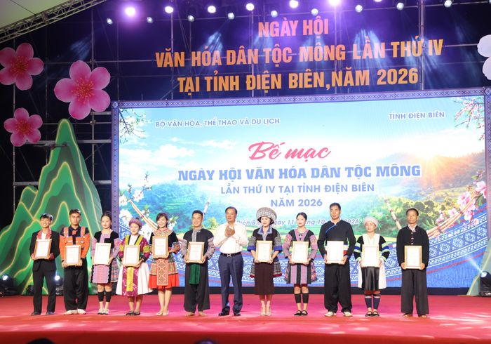 Ban tổ chức trao giải cho các đoàn đạt giải A tại Ngày hội.