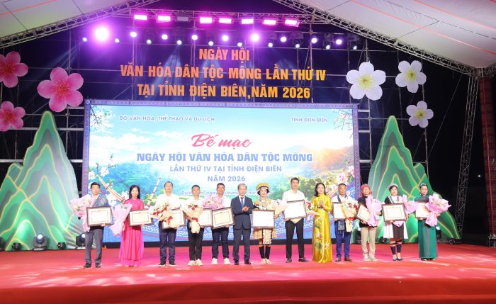 Lãnh đạo Bộ Văn hóa, Thể thao và Du lịch, Ban Tuyên giáo Trung ương trao bằng khen cho các tập thể, cá nhân có đóng góp cho thành công của Ngày hội.