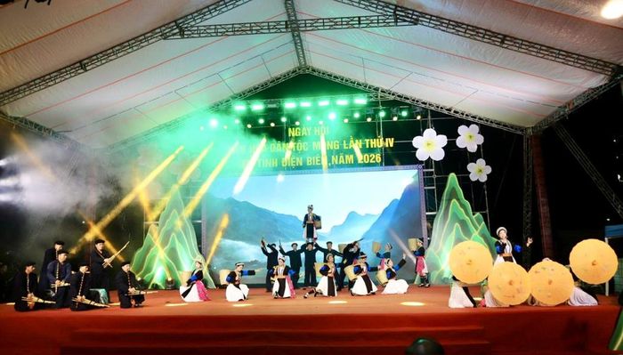 Các nghệ nhân tỉnh Cao Bằng biểu diễn tiết mục "Cao Bằng đón bạn" trong lễ bế mạc Ngày hội Văn hóa dân tộc Mông lần thứ IV.