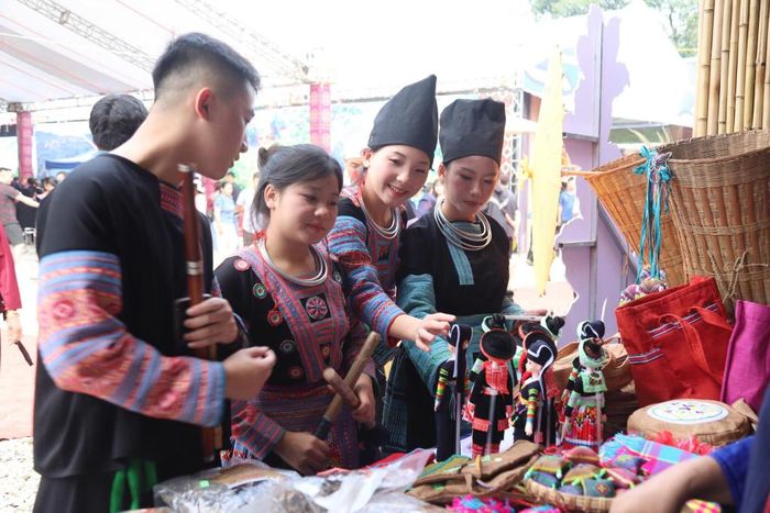 Các không gian văn hóa dân tộc Mông của các địa phương thu hút đông đảo đồng bào đến tham quan, trải nghiệm.