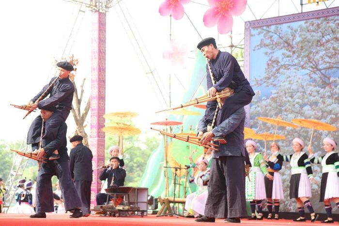 Các nghệ nhân Cao Bằng tham gia biểu diễn tại Ngày hội.
