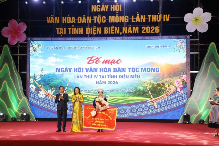 Đồng chí Hà Nhật Lệ, Tỉnh ủy viên, Phó Chủ tịch UBND tỉnh nhận cờ đăng cai Ngày hội Văn hóa dân tộc Mông lần thứ V năm 2031.