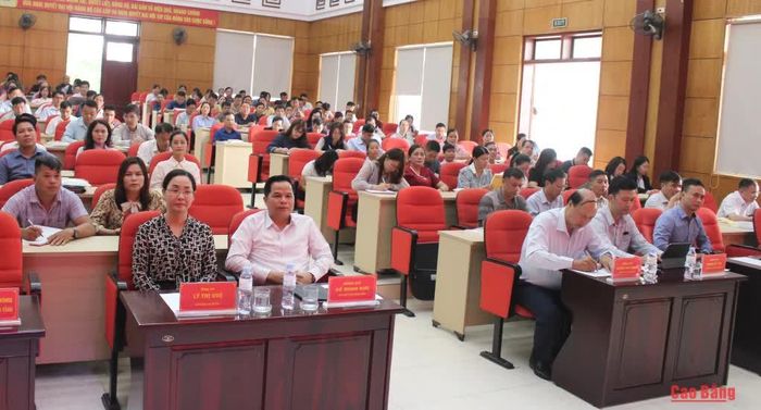 Các đại biểu tham dự lễ khai mạc.