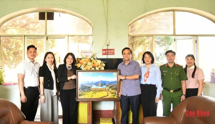 Bí thư Đảng ủy, Chủ tịch HĐND phường Nùng Trí Cao Nguyễn Ngọc Hà và đoàn công tác tặng quà, chúc mừng Công ty cổ phẩn Sản xuất vật liệu xây dựng Cao Bằng.