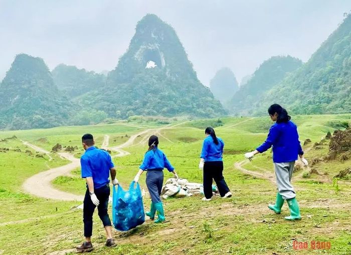 Đoàn thanh niên xã Trà Lĩnh thu gom rác tại điểm di sản Mắt Thần núi.