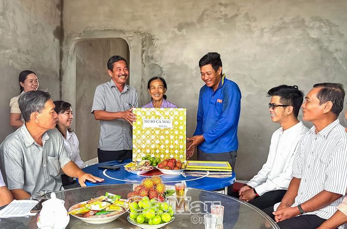 Xã Biển Bạch kết nối nhà tài trợ chăm lo an sinh xã hội. (Trong ảnh: Ông Lê Thanh Hải, Chủ tịch Công ty TNHH MTV Xổ số kiến thiết Cà Mau (bên trái), dự buổi lễ trao tặng nhà “Mái ấm an cư” và quà cho bà Châu Thị Út, ấp Trương Thoại).