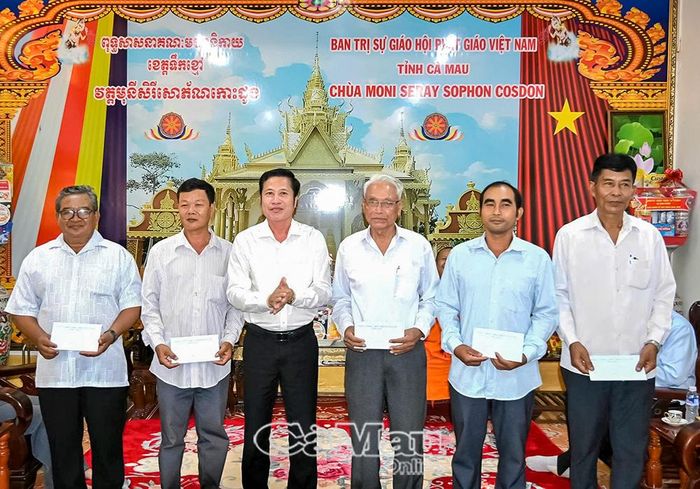 Ðồng chí Trần Hữu Phước, Trưởng ban Nội chính Tỉnh uỷ, trao quà của Tỉnh uỷ, HÐND, UBND và Uỷ ban MTTQ Việt Nam tỉnh Cà Mau cho các thành viên Ban Quản trị chùa Cosdon, xã Vĩnh Phước.