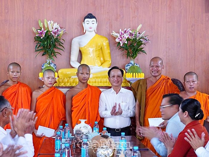 Đồng chí Phạm Văn Thiều, Phó Bí thư Tỉnh uỷ, Chủ tịch HĐND tỉnh, trao quà chúc mừng tại chùa Cái Giá Giữa, xã Hưng Hội.