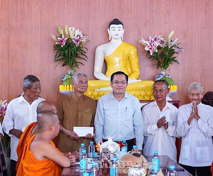  Đồng chí Ngô Vũ Thăng, Phó Chủ tịch UBND tỉnh, trao quà chúc mừng đến Ban Quản trị và Ban Hoằng pháp chùa Cái Giá Giữa.
