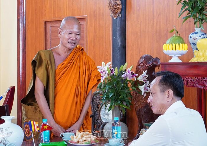  Thượng toạ Lý Quang Long, Trụ trì chùa Cái Giá Giữa, xã Hưng Hội, phát biểu cảm ơn đoàn công tác đã đến thăm, chúc mừng nhân dịp Lễ Sene Dolta.