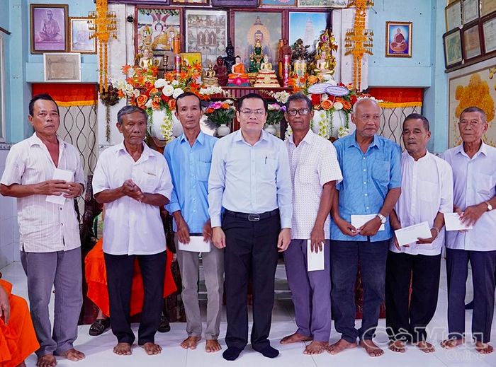 Đồng chí Ngô Vũ Thăng, Phó Chủ tịch UBND tỉnh, trao quà chúc mừng đến Ban Quản trị và Ban Hoằng pháp chùa Cù Lao, xã Hưng Hội.