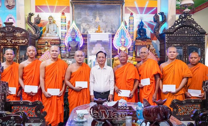 Đồng chí Phạm Văn Thiều, Phó Bí thư Tỉnh uỷ, Chủ tịch HĐND tỉnh, trao quà chúc mừng tại chùa Cái Giá Chót, xã Hưng Hội.