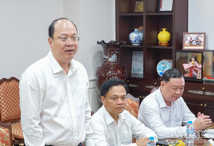 Đồng chí Nguyễn Hồ Hải, Bí thư Tỉnh uỷ Cà Mau, trao đổi về định hướng tăng cường nghiên cứu, ứng dụng khoa học, công nghệ nhằm nâng cao giá trị ngành thuỷ sản với lãnh đạo Công ty CP Tập đoàn Thuỷ sản Minh Phú.