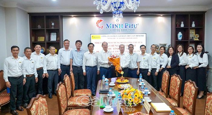 Bí thư Tỉnh uỷ Nguyễn Hồ Hải cùng lãnh đạo một số sở, ngành chụp ảnh lưu niệm với Ban lãnh đạo Công ty CP Tập đoàn Thuỷ sản Minh Phú.