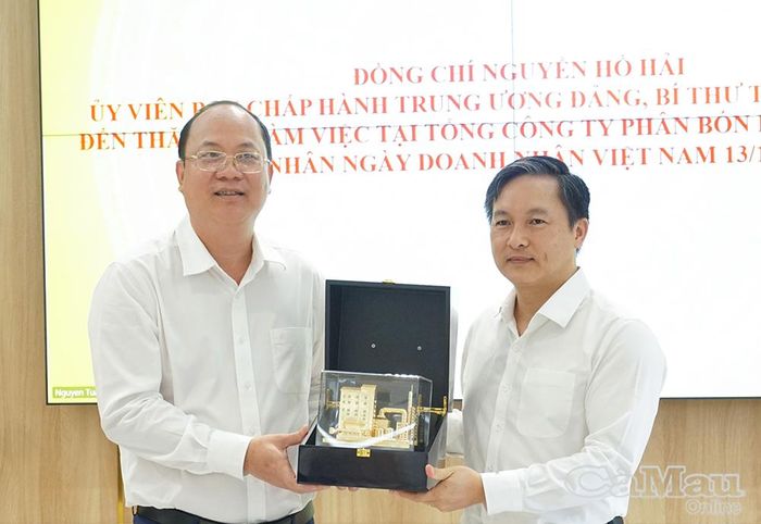 Ông Nguyễn Thanh Tùng, Tổng Giám đốc Tổng Công ty Phân bón Dầu khí Cà Mau, tặng quà đồng chí Nguyễn Hồ Hải nhân dịp đoàn công tác đến thăm doanh nghiệp.