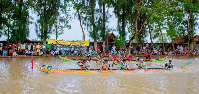 Đua ghe Ngo là lễ hội truyền thống đặc sắc, thể hiện tinh thần đoàn kết và bản sắc văn hoá của đồng bào Khmer ở Cà Mau.