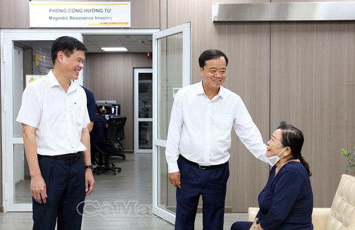 Đồng chí Huỳnh Quốc Việt, Phó Bí thư Tỉnh uỷ, thăm hỏi sức khoẻ và tìm hiểu mức độ hài lòng của người bệnh về chất lượng dịch vụ tại bệnh viện.