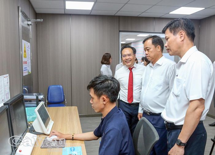 Lãnh đạo Tỉnh uỷ và Sở Y tế tham quan việc vận hành các thiết bị hiện đại tại khoa Chẩn đoán hình ảnh.