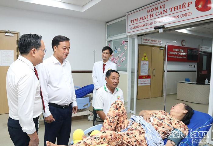 Đồng chí Huỳnh Quốc Việt, Phó Bí thư Tỉnh uỷ, nghe báo cáo về quy trình cấp cứu người bệnh tại bệnh viện.