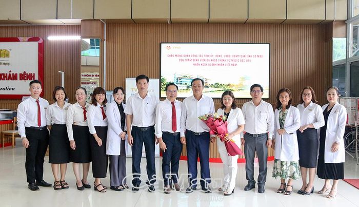 Lãnh đạo tỉnh chụp ảnh lưu niệm cùng Ban Giám đốc và lãnh đạo các khoa của Bệnh viện Đa khoa Thanh Vũ MEDIC Bạc Liêu.