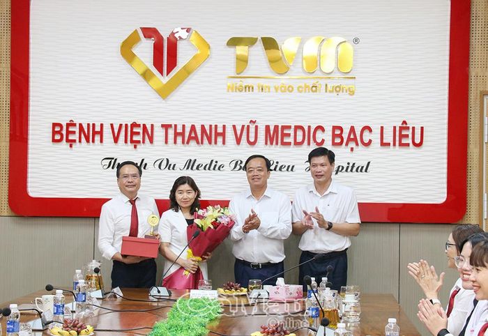 Đồng chí Huỳnh Quốc Việt, Phó Bí thư Tỉnh uỷ, tặng quà chúc mừng đến tập thể Bệnh viện Đa khoa Thanh Vũ MEDIC Bạc Liêu nhân Ngày Doanh nhân Việt Nam (13/10).