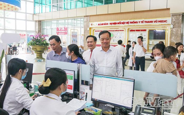 Đồng chí Huỳnh Quốc Việt, Phó Bí thư Tỉnh uỷ, tham quan khu vực đăng ký khám bệnh của Bệnh viện Đa khoa Thanh Vũ MEDIC Bạc Liêu.