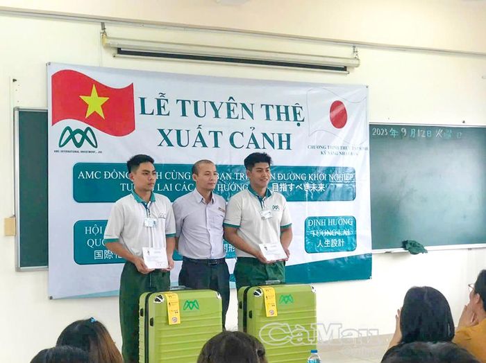 Người lao động Cà Mau rạng rỡ, visa trên tay, chuẩn bị xuất cảnh, mở ra cánh cửa việc làm mới tại Nhật Bản.