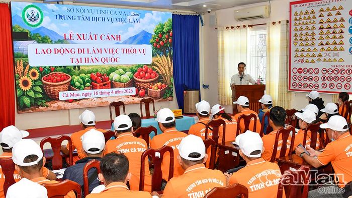 Quang cảnh Lễ xuất cảnh lao động đi làm việc tại Hàn Quốc được tổ chức tại Trung tâm Dịch vụ việc làm tỉnh Cà Mau.