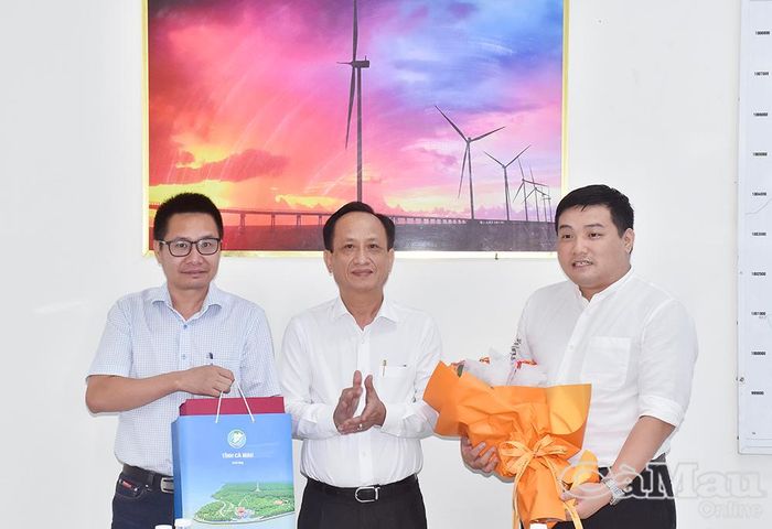 Chủ tịch HĐND tỉnh Phạm Văn Thiều tặng hoa và quà chúc mừng ông Nguyễn Minh Đức, Tổng Giám đốc Công ty Cổ phần Điện gió Bắc Phương (bìa phải).