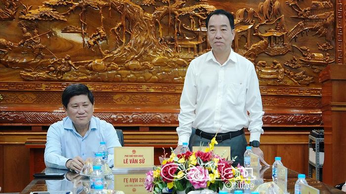 Đồng chí Lữ Quang Ngời phát biểu tại buổi làm việc với Công ty Cổ phần Chế biến và Dịch vụ Thuỷ sản Cà Mau (CASES), trao đổi về định hướng phát triển và khẳng định sự đồng hành của tỉnh đối với doanh nghiệp.