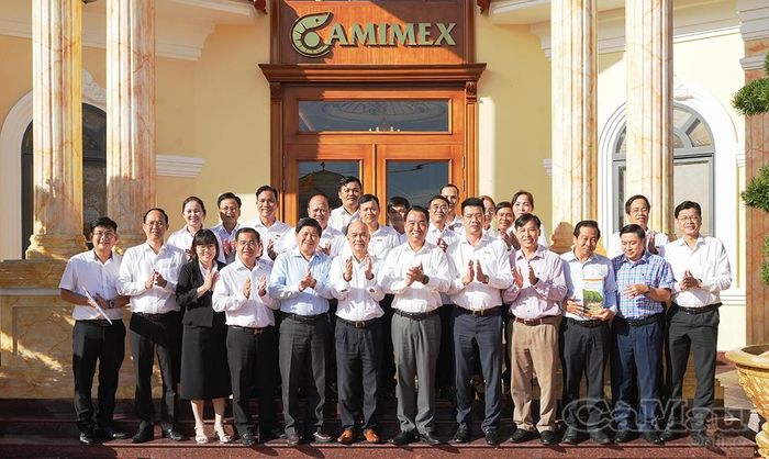Đoàn công tác chụp ảnh lưu niệm cùng lãnh đạo Công ty Cổ phần CAMIMEX Group.