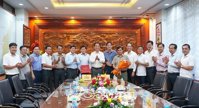 Đoàn công tác tặng hoa, quà và chụp ảnh lưu niệm cùng lãnh đạo Công ty Cổ phần Chế biến và Dịch vụ Thuỷ sản Cà Mau (CASES), nhân Ngày Doanh nhân Việt Nam (13/10).