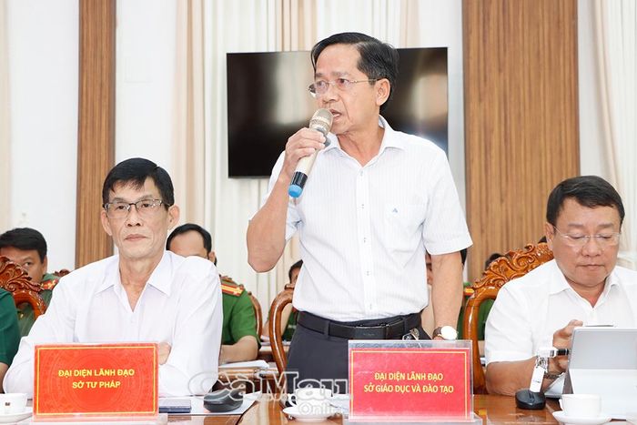 Ông Tạ Thanh Vũ, Phó Giám đốc Sở Giáo dục và Đào tạo, tham luận về công tác giáo dục đối với người chưa thành niên.