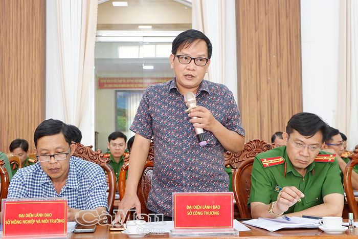 Đại diện Sở Công Thương tham luận về công tác phối hợp giữa lực lượng công an và các đơn vị liên quan trong phát hiện, xử lý hành vi đầu cơ, buôn lậu, kinh doanh hàng gian, hàng giả và gian lận thương mại.