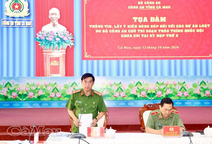 Đại tá Châu Quốc Huy, Phó Giám đốc Công an tỉnh Cà Mau, trao đổi về giải pháp phòng ngừa, xử lý tình trạng thanh, thiếu niên phạm tội.