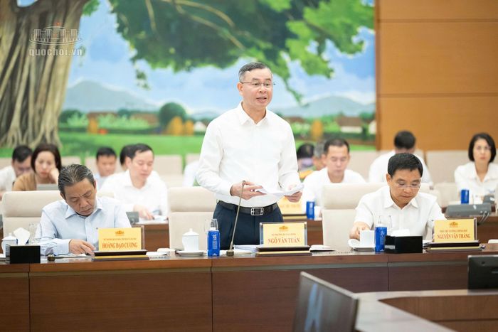 Bộ trưởng Bộ Tài chính Ngô Văn Tuấn báo cáo tại Phiên họp. Ảnh: VPQH