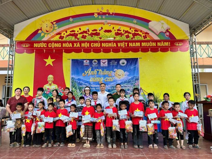 Thiếu tá Nguyễn Văn Tuyên và các em nhỏ trong chương trình “Ánh trăng vùng cao”. Ảnh: Bộ Công an.
