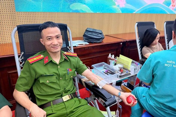 Thiếu tá Tuyên trong một lần hiến máu tình nguyện. Ảnh: Bộ Công an.