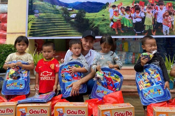Những chuyến xe thiện nguyện mang theo sách vở, áo ấm và gửi lại những nụ cười nơi trẻ em vùng cao. Ảnh: Bộ Công an.