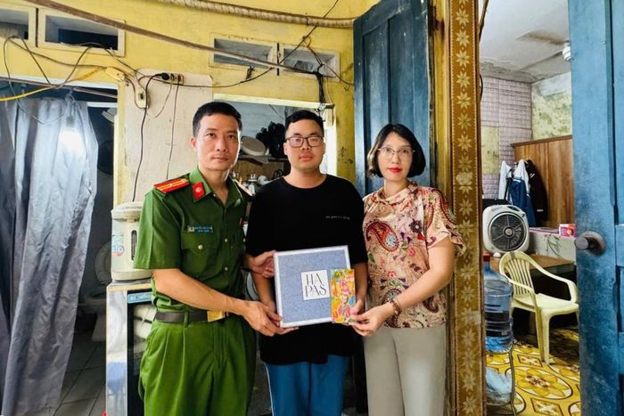 Em Phạm Hồng Huy, một trong những trường hợp được Thiếu tá Nguyễn Văn Tuyên và nhóm thiện nguyện hỗ trợ kinh phí vượt qua khó khăn, tiếp tục đến trường. Từ cậu học trò năm nào, Huy nay đã trở thành tân sinh viên Đại học Bách khoa Hà Nội. Ảnh: Bộ Công an.