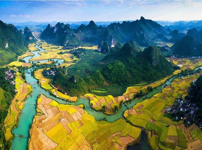 Toàn cảnh Công viên địa chất Non nước Cao Bằng với địa hình hùng vĩ. (Ảnh: Cục Du lịch)